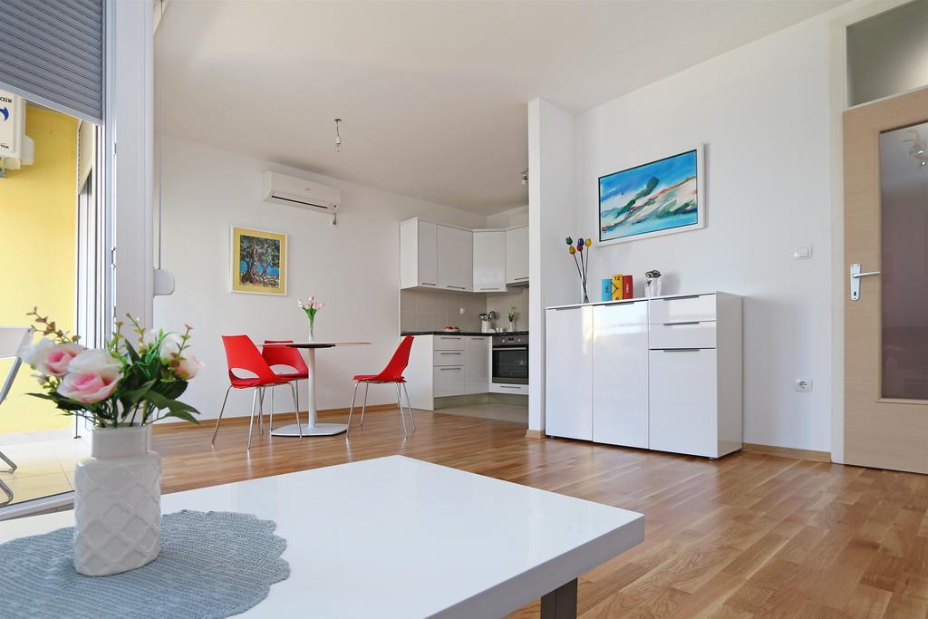 Antonijas Sunny Apartment Макарска Екстериор снимка