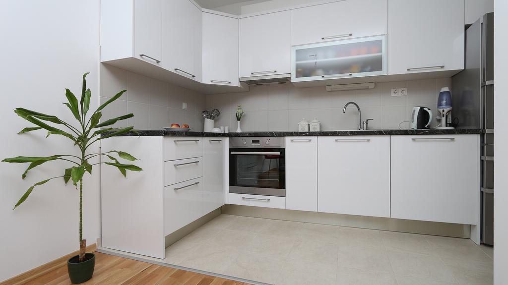 Antonijas Sunny Apartment Макарска Екстериор снимка